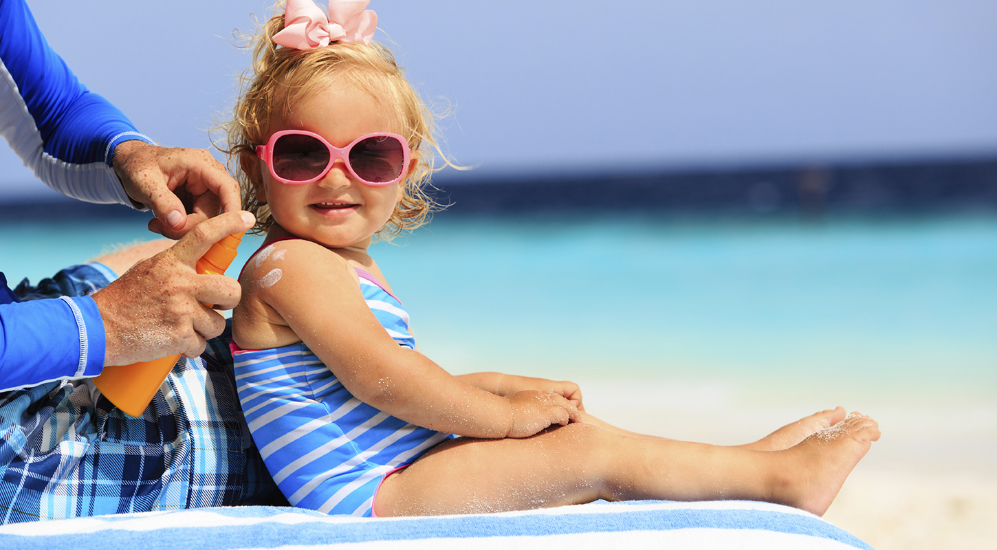 niña con gafas que protegen del sol