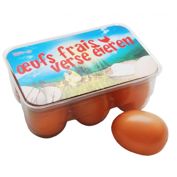 Los Huevos Y La Caja De Huevo De Plástico En La Mesa De Granja De