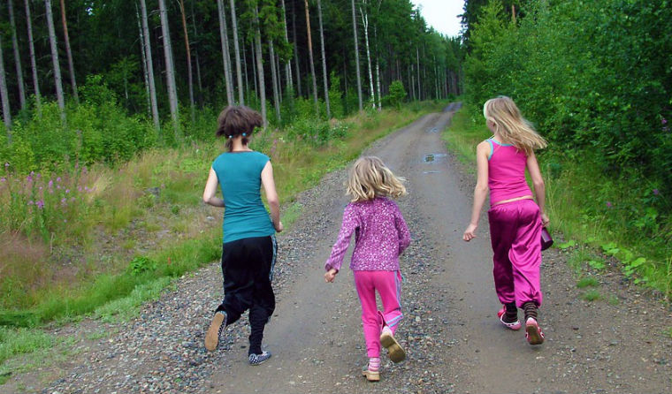 Juegos de correr y saltar para pequeños atletas